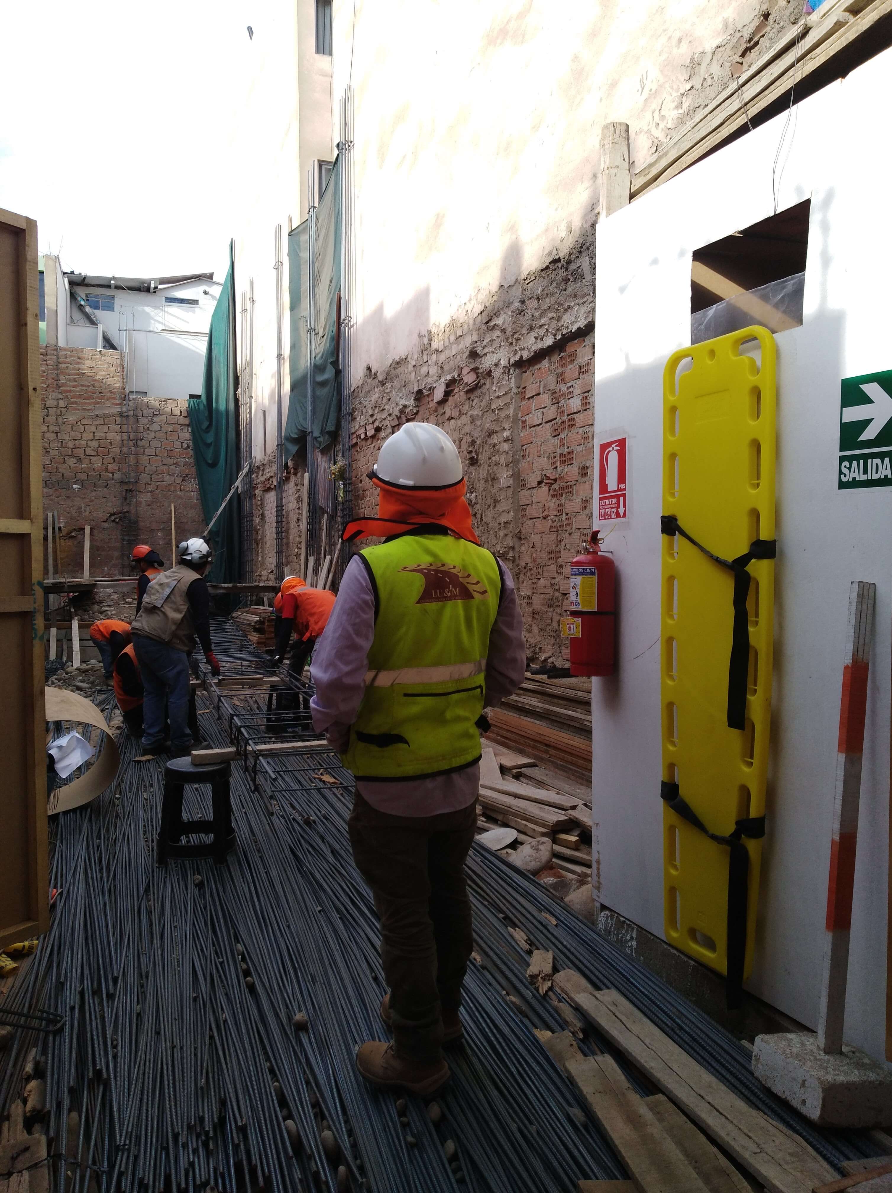 Imagen de supervisión de obra en construcción